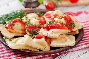 leckere Ravioli mit Tomatensauce und Dill foto