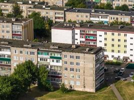 Luftpanorama aus großer Höhe einer kleinen Provinzstadt mit privatem Sektor und Wohnhochhäusern foto