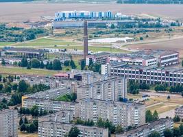 Luftpanorama aus großer Höhe einer kleinen Provinzstadt mit privatem Sektor und Wohnhochhäusern foto