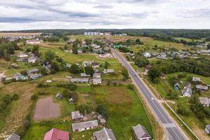 Panoramablick auf die Luftaufnahme der privaten Entwicklung mit Landhäusern oder Dorf foto