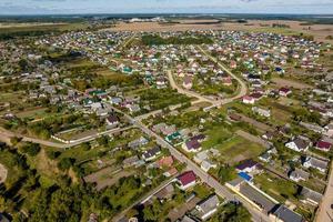 Panoramablick auf die Luftaufnahme der privaten Entwicklung mit Landhäusern oder Dorf foto