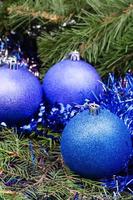 blauviolette Weihnachtskugeln, Lametta, Weihnachtsbaum 1 foto