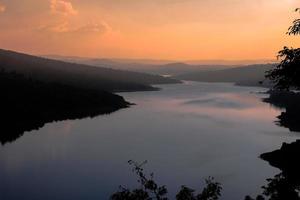 schöne sonnenuntergangslandschaft von berg und fluss in der natur. foto