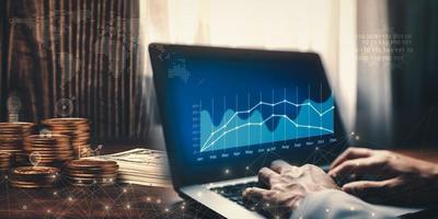 Währungsumtausch, Geldtransfer, Fintech-Finanztechnologie, Weltwirtschaftsbericht. mann, der handy mit forex-handelsdiagramm, börsenbericht verwendet foto