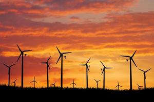 Windräder produzieren abends Strom. Sonnenuntergang, Silhouette, Windmühlen, saubere Energie am Abend. erneuerbare konzeptalternative und saubere und windenergie