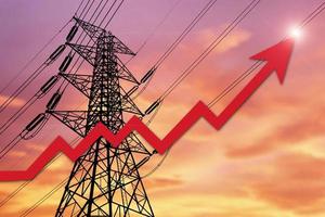 energiekrisenkonzept strommangel und erhöhter energieverbrauch. Bild eines Hochspannungsmastes mit ansteigender roter Kurve. foto