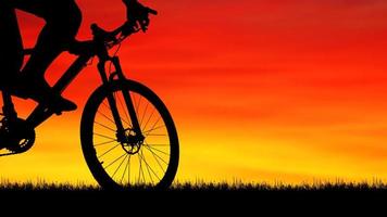 Mountainbike-Silhouette mit schöner Aussicht. foto