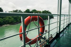 Rettungsring, der an der Seite des Bootes angebracht ist und im Notfall einsatzbereit ist. Maritimes Sicherheitskonzept foto