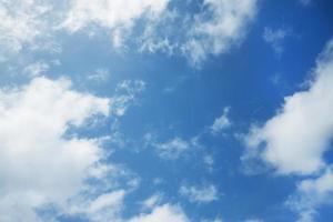blauer Himmel mit vereinzelten Wolken foto