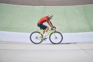 Draufsicht des Mannes in Sportkleidung Radfahren auf der Strecke im Freien foto