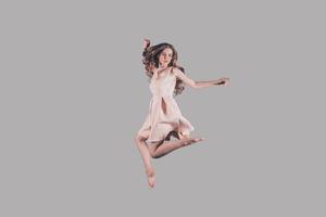 Schweben. Studioaufnahme einer attraktiven jungen Frau, die in der Luft schwebt foto