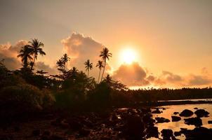 Strand auf tropischer Insel bei Sonnenuntergang foto