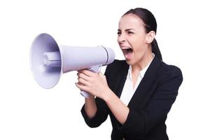 Geschäftsfrau mit Megaphon. Seitenansicht Geschäftsfrau schreit im Megaphon auf weißem Hintergrund foto