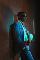 Retro Afroamerikaner Mann im blauen Anzug mit Sonnenbrille. foto