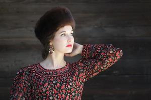 Dreiviertelansicht Porträt des Wegschauens des russischen Schönheitsmädchens foto