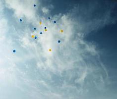 Luftballons steigen in den Himmel.