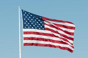 amerikanische Flagge, die im blauen Himmel weht foto