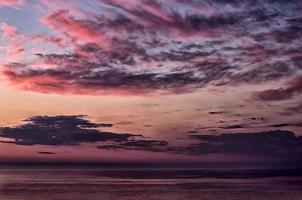 bewölkter Himmel bei Sonnenaufgang über dem Meer foto