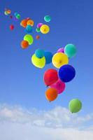 viele bunte Luftballons fliegen in den Himmel foto