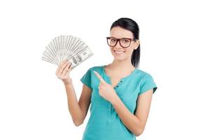 meine Ersparnisse. Fröhliche junge Frau mit Brille, die Geld hält und sie zeigt, während sie isoliert auf Weiß steht foto