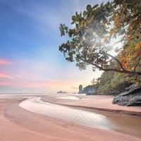schöner Strand mit buntem Himmel, Thailand foto