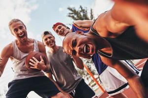 Lustiges Selfie-Selbstporträt von jungen Männern in Sportkleidung, die lächeln, während sie im Freien stehen foto