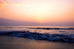 Sonnenaufgang am Strand foto