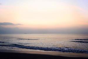 Sonnenaufgang am Strand foto