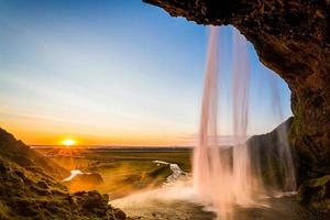 Island, Sonnenuntergang hinter dem Fall, Seljalandsfoss foto