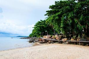 exotischer tropischer Strand mit weißem Sand und blauem Wasser