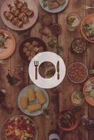Mittagessenszeit. Digital komponiertes Bild von Küchenutensilien über Draufsicht auf rustikalen Holztisch voller Speisen und Getränke foto