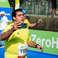 neu delhi, indien - 16. oktober 2022 - vedanta delhi halbmarathonrennen nach covid, bei dem die marathonteilnehmer kurz vor dem überqueren der ziellinie stehen, delhi halbmarathon 2022 foto