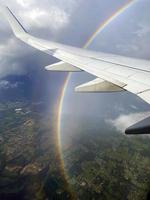 Regenbogenansicht aus einem Flugzeug foto