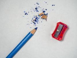 Bleistiftspitzer . roter Spitzer auf weißem Hintergrund. Set für Schulkind foto