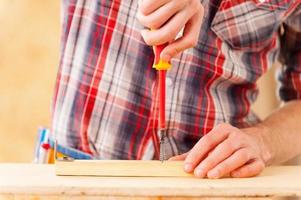 schrauben. Nahaufnahme von Handwerkerschrauben in der Werkstatt foto