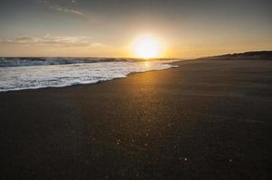 italienischer Sonnenuntergang am Strand foto