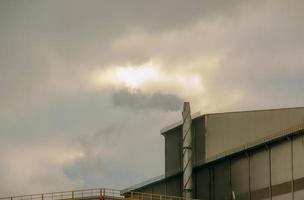 Umweltkatastrophe. schädliche Emissionen in die Umwelt. Rauch und Smog. Verschmutzung der Atmosphäre durch die Fabrik. foto