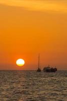 romantischer unglaublicher Sonnenuntergang mit Booten