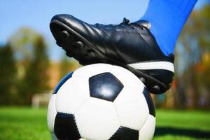 Fußball auf grünem Spielplatz. Fußballkonzept foto