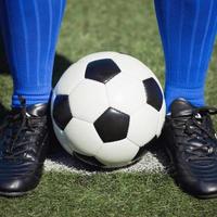 Fußball auf grünem Spielplatz. Fußballkonzept foto