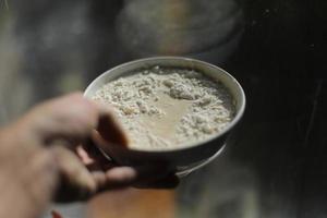 Mehl im Teller. Teig für Pfannkuchen. Zubereitung von Teig zum Backen. foto