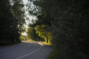 abbiegende Straße. Autobahnkrümmung in ländlichen Gebieten. leere Straße im Sommer. foto