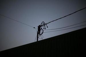 Dachdrähte. Silhouette von elektrischen Leitungen am Haus. Ausstattungsdetails im Gebäude. foto