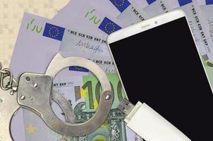 100-Euro-Scheine und Smartphone mit Polizeihandschellen. Konzept von Hacker-Phishing-Angriffen, illegalem Betrug oder weicher Verteilung von Malware foto