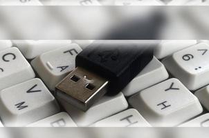 schwarzer usb-eingang auf der weißen klassischen computertastatur mit englischem und russischem layout mit kopierraumfeld foto