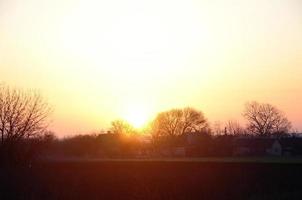 Morgendämmerung im Dorf. Sonnenaufgang in der Vorstadtlandschaft foto