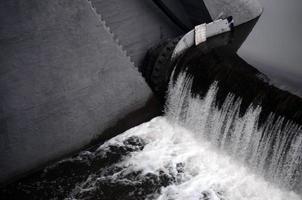 ein Bild des fließenden Wassers. Der Damm soll den Wasserstand in Flüssen innerhalb der Stadt regulieren und Industrieobjekte mit technischem Wasser versorgen foto