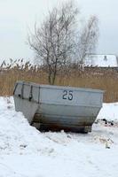 Mülleimer am Straßenrand im Winter mit Lippe Müllcontainer Winterschnee. Metallbehälter für Haushaltsabfälle foto