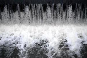 ein Bild des fließenden Wassers. Der Damm soll den Wasserstand in Flüssen innerhalb der Stadt regulieren und Industrieobjekte mit technischem Wasser versorgen foto