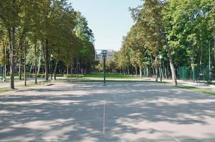 Basketballplatz auf der leeren Straße. für Konzepte wie Sport und Bewegung und gesunde Lebensweise foto